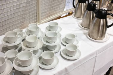 Bir konferansta ya da iş toplantısında kahve molası sırasında çay ile termoslar