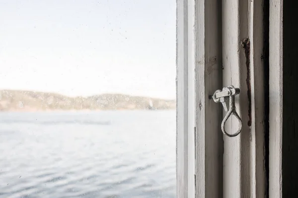 Eski Ahşap Bir Pencerenin Metal Mandalı Beyaza Boyanmış Deniz Manzarasının — Stok fotoğraf