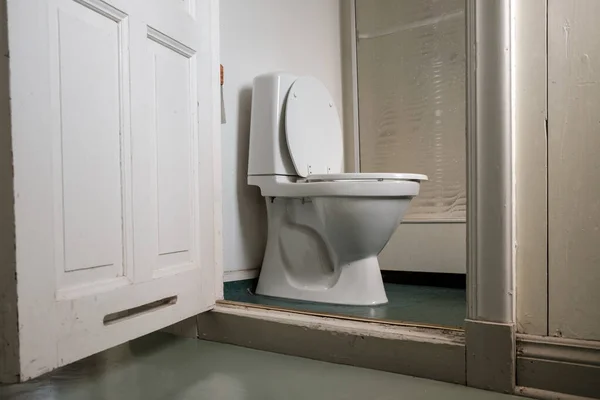 Miska Klozetowa Zbiornikiem Spłukiwanym Prysznicem Łazience Widoczna Przez Otwarte Drzwi — Zdjęcie stockowe