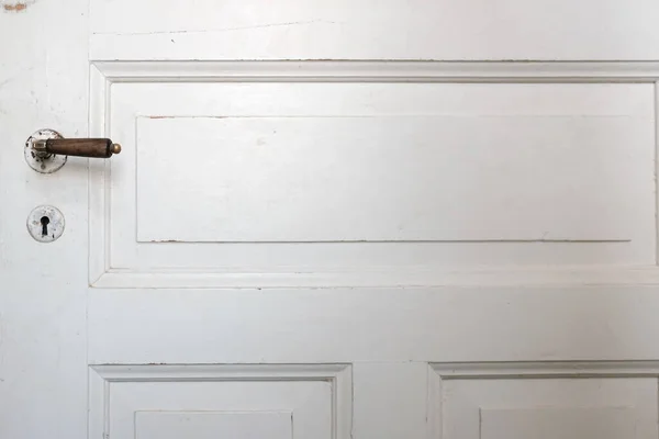 Geschlossene Alte Weiße Holztür Mit Türknauf Und Schlüsselloch Drinnen Kopierraum — Stockfoto