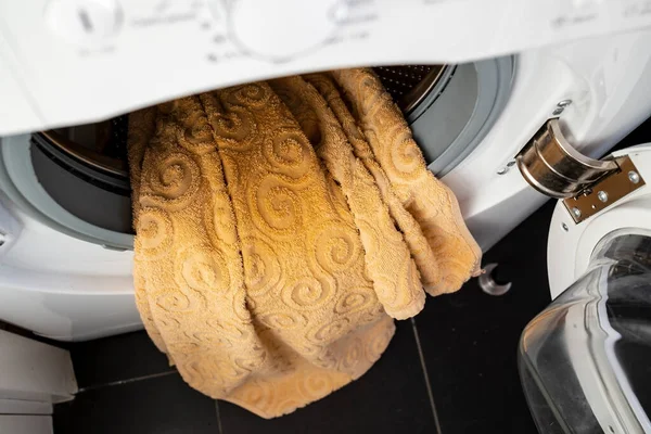 Tvätt Hälften Dras Trumman Öppen Tvättmaskin Badrummet — Stockfoto