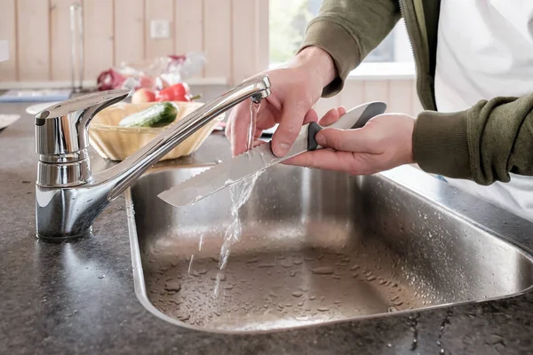 Männliche Hände Waschen Das Messer Unter Fließendem Wasser Der Spüle — Stockfoto