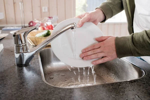 Männliche Hände Waschen Einen Weißen Teller Aus Essensresten Unter Fließendem — Stockfoto