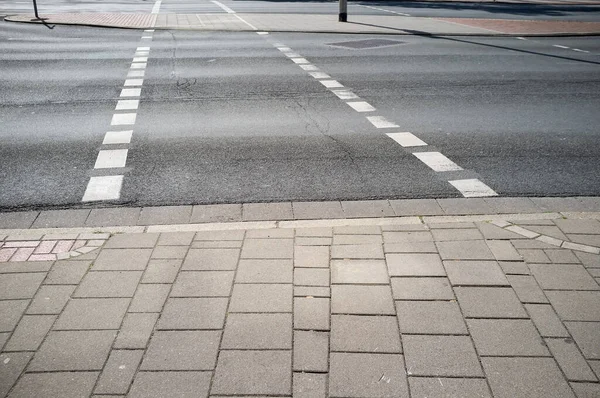 Ciclovia Encruzilhada Sob Forma Listras Pontilhadas Brancas Uma Cidade Europeia — Fotografia de Stock