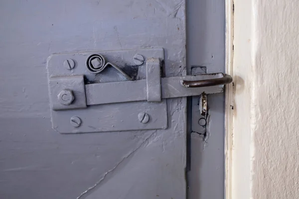 鉄のドアにレトロなラッチ — ストック写真