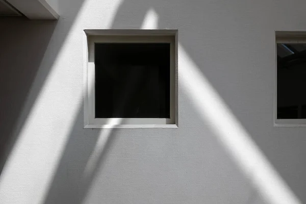 Fenster Mit Lichtstrahlen Einer Weißen Wand Und Schatten Form Sich — Stockfoto