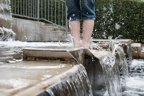 Дитина Весело Біжить Уздовж Чистої Проточної Води Вигляді Водоспаду Тлі — стокове фото