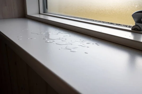 실내에서는 유리의 배경에 창문틀에 우발적으로 쏟아져 내렸다 클로즈업 — 스톡 사진