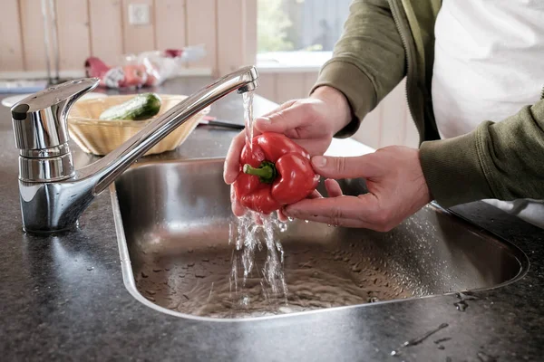 Männerhände Waschen Paprika Unter Fließendem Wasser Einer Spüle Natürlichem Licht — Stockfoto
