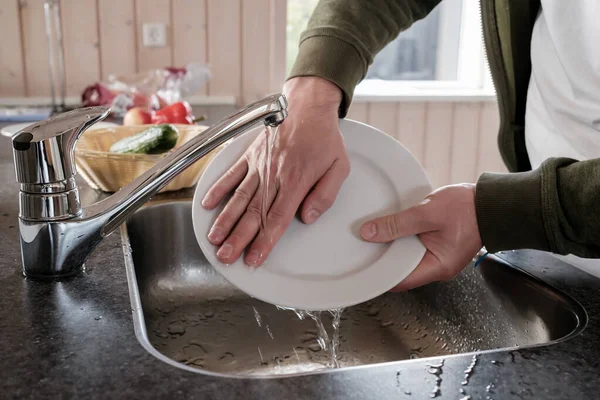 Ręce Męskie Myją Biały Talerz Jedzeniu Pod Bieżącą Wodą Zlewie — Zdjęcie stockowe