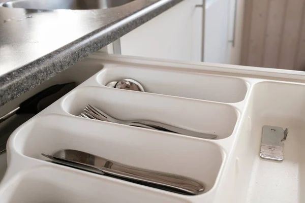 Laci Dengan Cutlery Yang Berisi Pisau Garpu Dan Sendok Dapur — Stok Foto