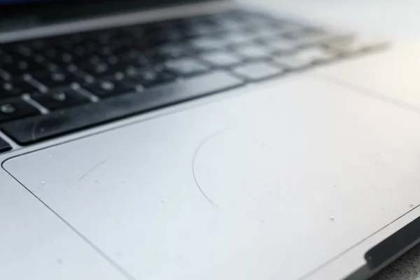 Schuppen Und Haare Auf Dem Laptop Arbeitsstress Konzept Nahaufnahme — Stockfoto