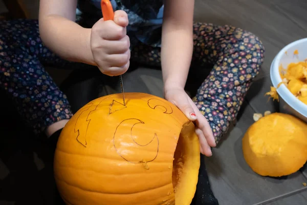 Halloween Vorbereitung Kind Schnitzt Kürbis Laterne Während Haus Auf Dem — Stockfoto