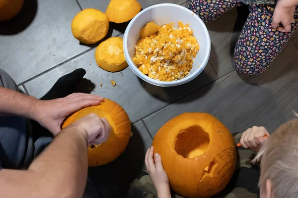 Halloween Vorbereitung Familie Schnitzt Kürbis Buchse Laterne Während Sie Auf — Stockfoto