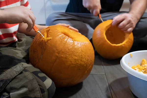 Halloween Vorbereitung Familie Schnitzt Kürbis Buchse Laterne Während Sie Auf — Stockfoto