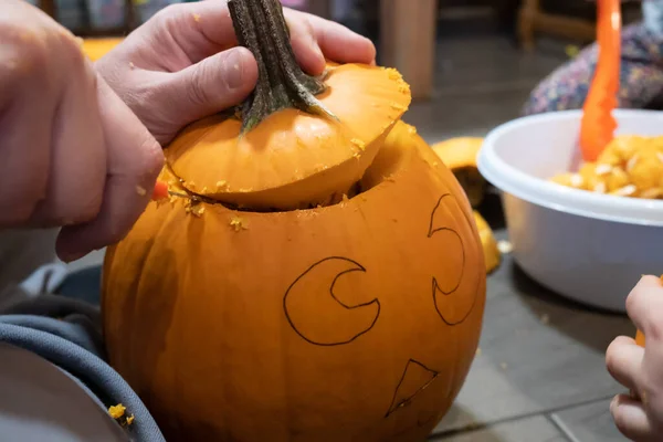 Préparation Halloween Famille Sculptant Citrouille Dans Jack Lanterne Tout Étant — Photo