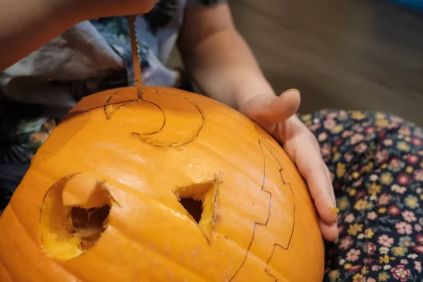 Preparación Halloween Niño Tallando Calabaza Jack Linterna Mientras Está Sentado —  Fotos de Stock