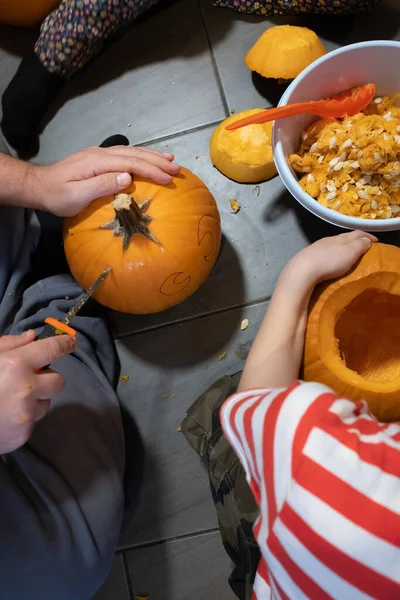 Halloween Vorbereitung Familie Schnitzt Kürbis Buchse Laterne Während Sie Auf — Stockfoto