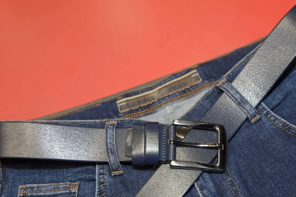Modrý Pánský Kožený Pásek Pozadí Džínových Kalhot — Stock fotografie