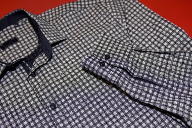 Siyah-beyaz bir çek. Her gün için kıyafet.