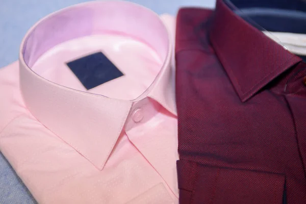 Duas Camisas Rosa Borgonha Deitadas Balcão Uma Loja Homens Roupas — Fotografia de Stock