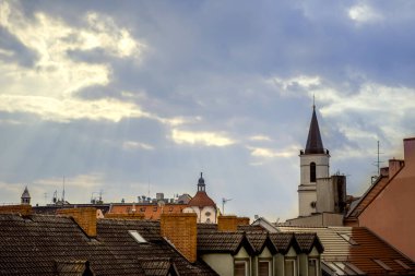 Zielona Gora 'nın çatıları. Güneş ışınları evlerin kiremitli çatılarında parlıyor. Polonya, Zielona Gora 31.3.2022