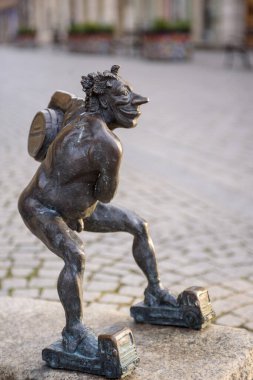 Polonya, Zielona Gora 04.03.2022. Şehrin her yerinde cüce heykelleri var. Beklenmedik bir şekilde sunulan Baküs 'ün minyatür heykelleri..