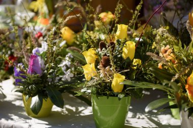 Polonya, Zielona Gora 04.12.2022. Zielona Gora 'nın merkezinde şenlik var. Ustalar el yapımı Paskalya hatıralarını satar..