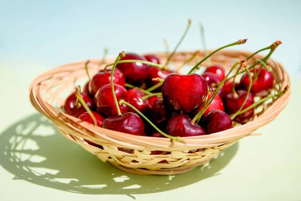 Cherry Berries Wicker Plate Close Juicy Ripe Berries Large Cherries — Stock Photo, Image