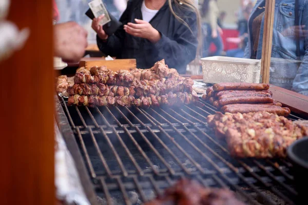 Cooking Meat Dishes Summer Restaurant Street Assorted Delicious Grilled Meat — Fotografia de Stock