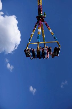 Mavi gökyüzüne karşı hava çekimi. Polonya 'daki Zielona Gora' da şarap toplama festivalinde eğlendirici.