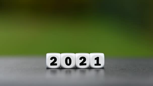 Hand Dreht Einen Würfel Und Ändert Das Jahr 2021 2022 — Stockvideo