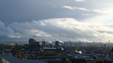 Almanya 'nın Hamburg şehrinden çıkan sağanak yağmurun hızlandırılmış videosu.