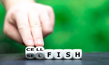 Cep telefonuyla çok konuşan bencil bir insan için sembol. El zarları döndürür ve 