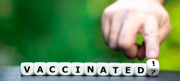 Mão Vira Dados Muda Expressão Vacinado Vacinados — Fotografia de Stock