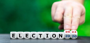 ABD 'de 2022 yılı ara seçimleri için sembol. El zarları döndürür ve 