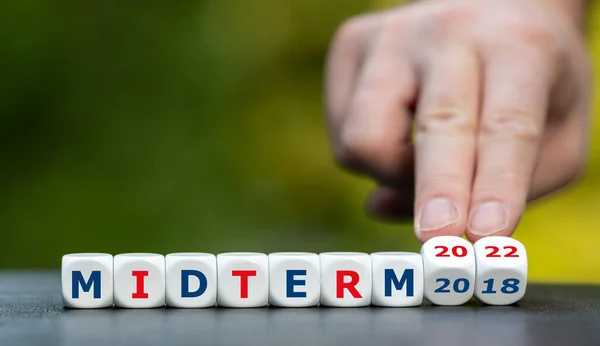 2022年美国中期选举的象征 手握骰子 2018年中期 2022年中期 — 图库照片