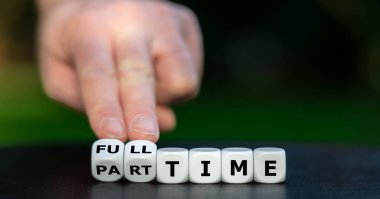 Tam zamanlı bir iş bulmanın sembolü. El zarları döndürür ve 