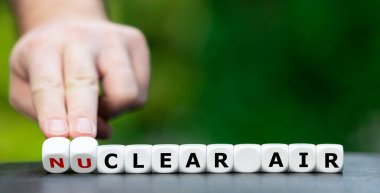 Nükleer santralleri kapatmanın sembolü. El zarları döndürür ve 