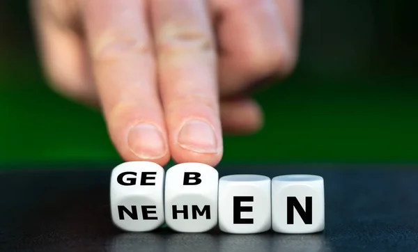 Hand Würfelt Und Verwandelt Das Deutsche Wort Nehmen Geben — Stockfoto