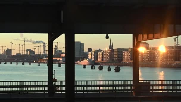 Elbbruecken Köprüsünden Geçen Bir Trenin Hamburg Almanya Daki Elbe Nehrinin — Stok video