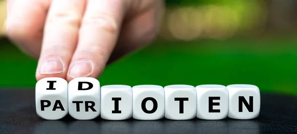 Hand Turns Dice Changes German Word Patrioten Patriots Idioten Idiots — Stock Photo, Image