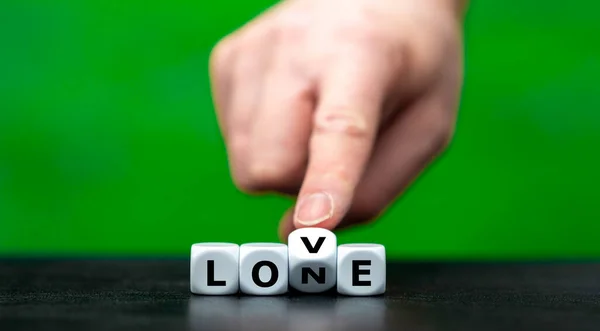 Hand Vänder Tärningar Och Ändrar Ordet Ensam Att Älska — Stockfoto