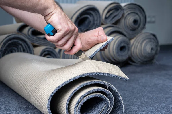 Handyman Cutting New Carpet Carpet Cutter — Stock Photo, Image