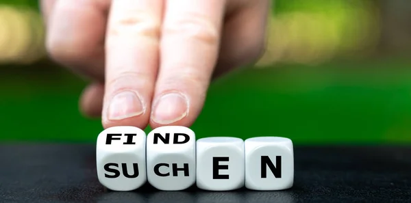 Hand Draait Dobbelstenen Verandert Het Duitse Woord Suchen Zoeken Finden — Stockfoto