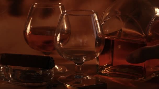 Glazen met koude whisky — Stockvideo