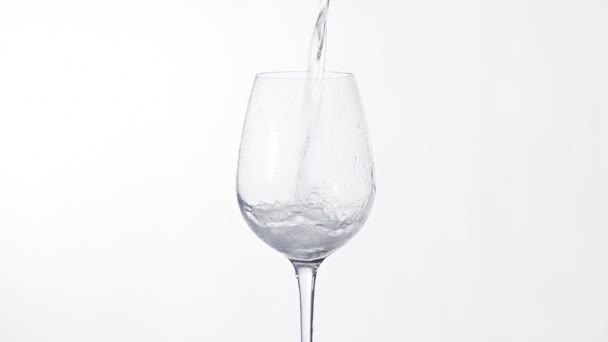 Eau fraîche versant dans le verre 