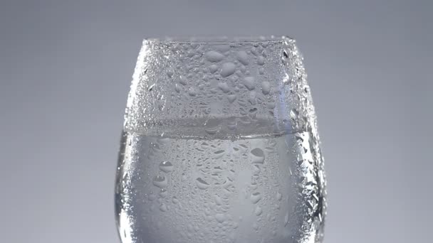 Close up de água doce em vidro — Vídeo de Stock