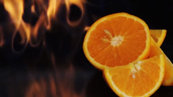 Fruit orange dans la flamme du feu 