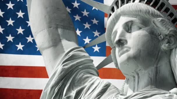 Statua della Libertà con bandiera degli Stati Uniti sullo sfondo — Video Stock